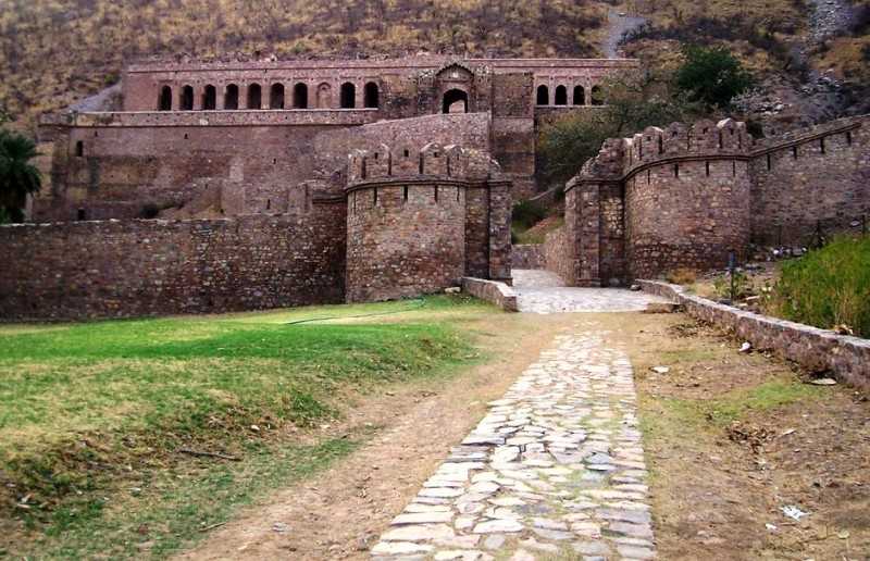 bhangarh 1 aisi jagah.jpg