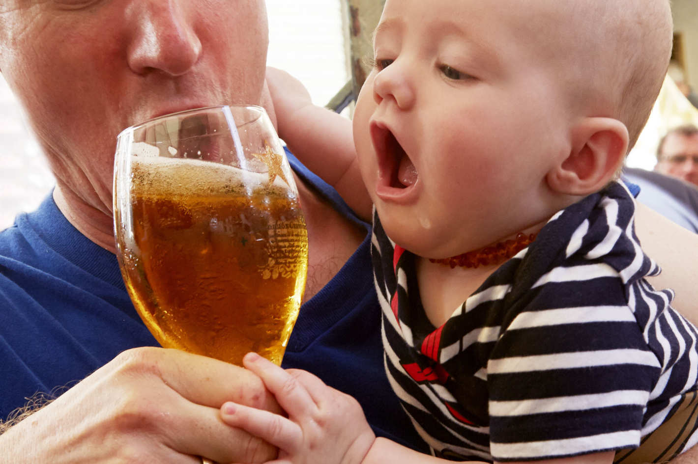 Ребенку 2 года много пьет. Ребенок с пивом. Малыш с пивом. Квас для детей. Дети пьют пиво.