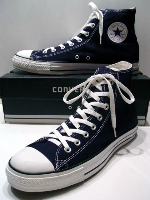 A_classic_Black_pair_of_Converse_All_Stars_resting_on_the_Black_&_White_Ed._Shoebox_(1998-2002).JPG