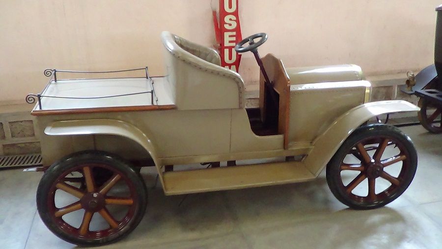 Vintage classic car 24.jpg