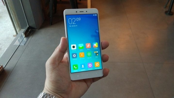 4-Xiaomi-Redmi-Note-4-hands-on-picture.jpg