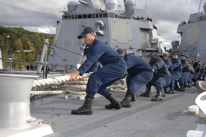 800px-US_Navy_100930-N-2855B-251_Sailors_aboard_USS_Bainbridge_(DDG_96)_haul_in_a_mooring_line_while_mooring_the_ship_in_Faslane,_Scotland.jpg