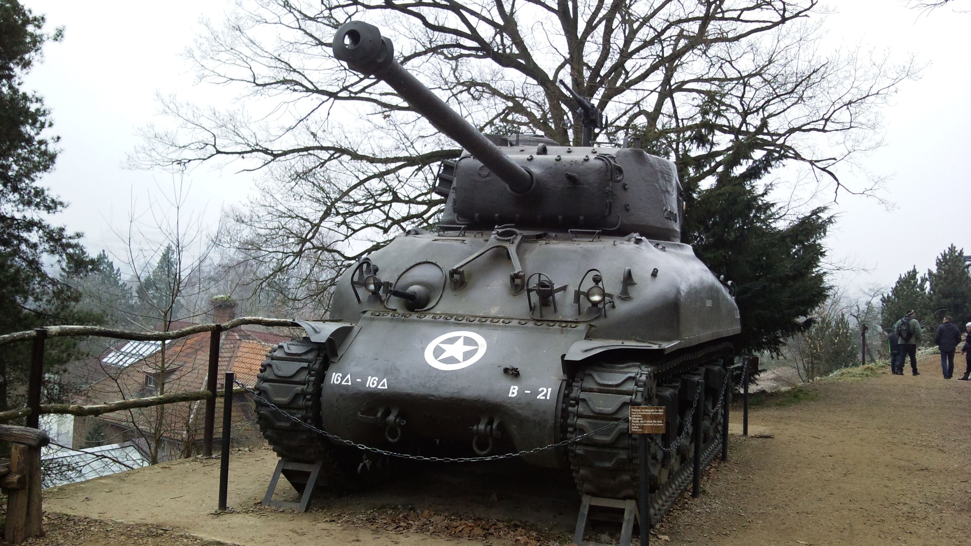 Tank Sherman u podzemní expozice.jpg