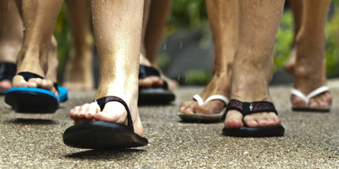 ini-bahaya-pakai-sandal-plastik-saat-naik-eskalator.jpg
