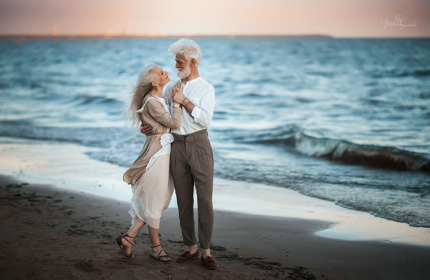 Russian-photographer-makes-wonderful-photos-with-an-elderly-couple-showing-that-love-transcends-time-5971041437838-png__880.jpg