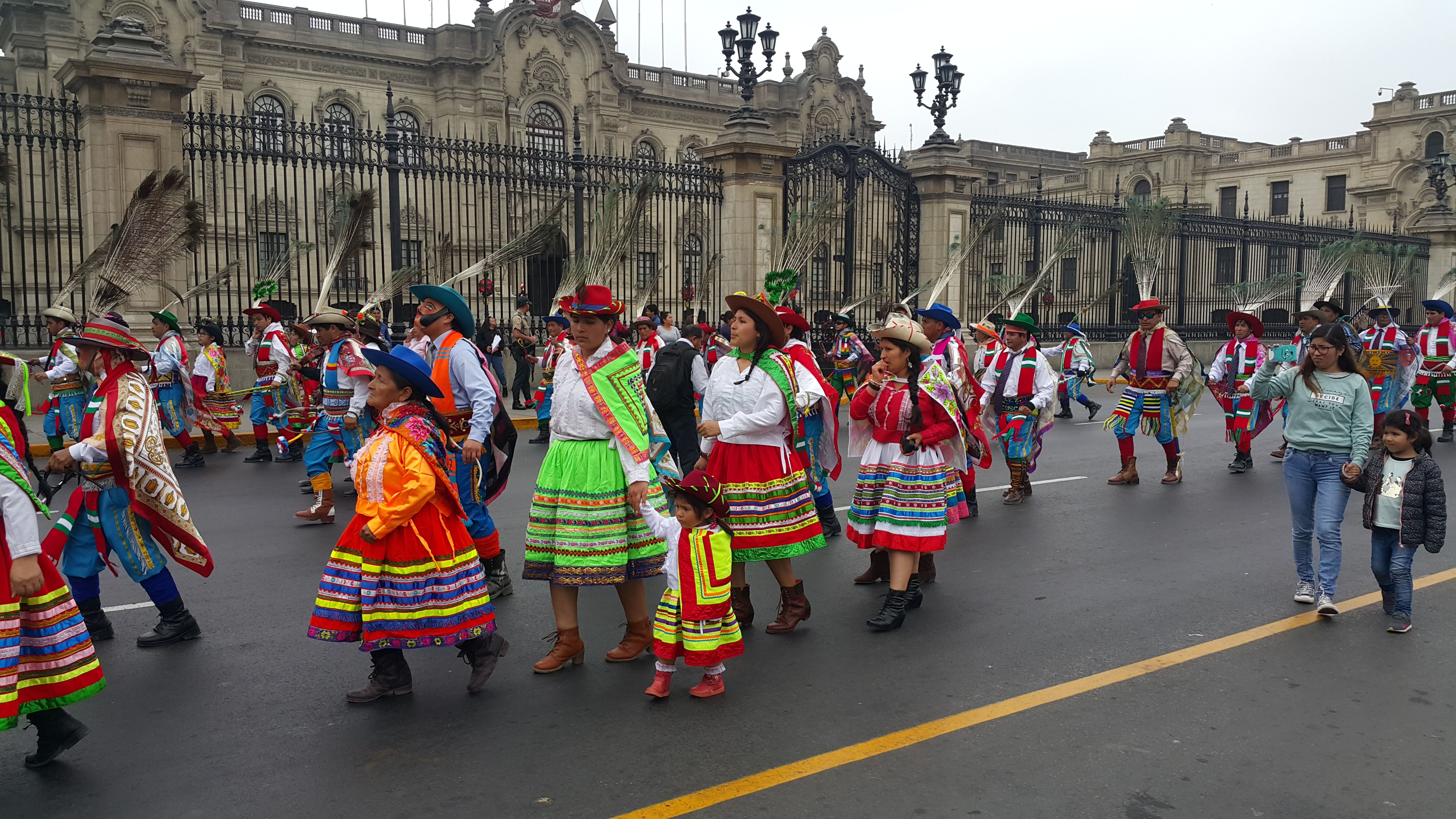 Народы населяющие мексику и их занятия. Перу Лима перуанцы. Перуанцы в Лиме. Эквадор Лима. Население Перу перуанцы.