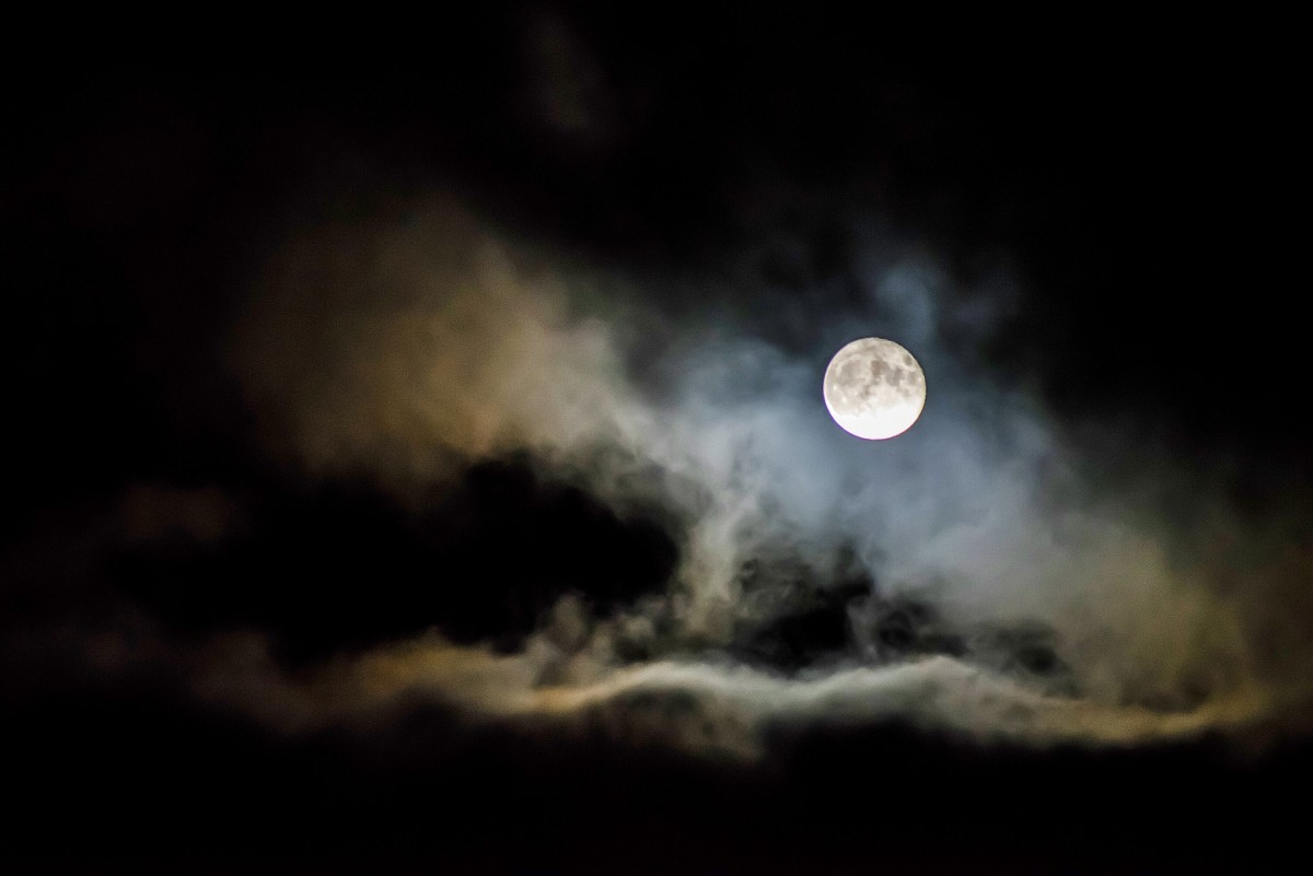 astronomy_cloud_clouds_cosmos_dark_eerie_evening_fog-940500.jpg