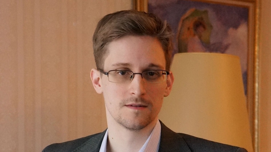 snowden-any-intelligence-agency-can-hack-your-phone.jpg