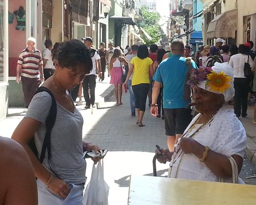 caridad recibiendo ayuda de una joven extranjera.jpg