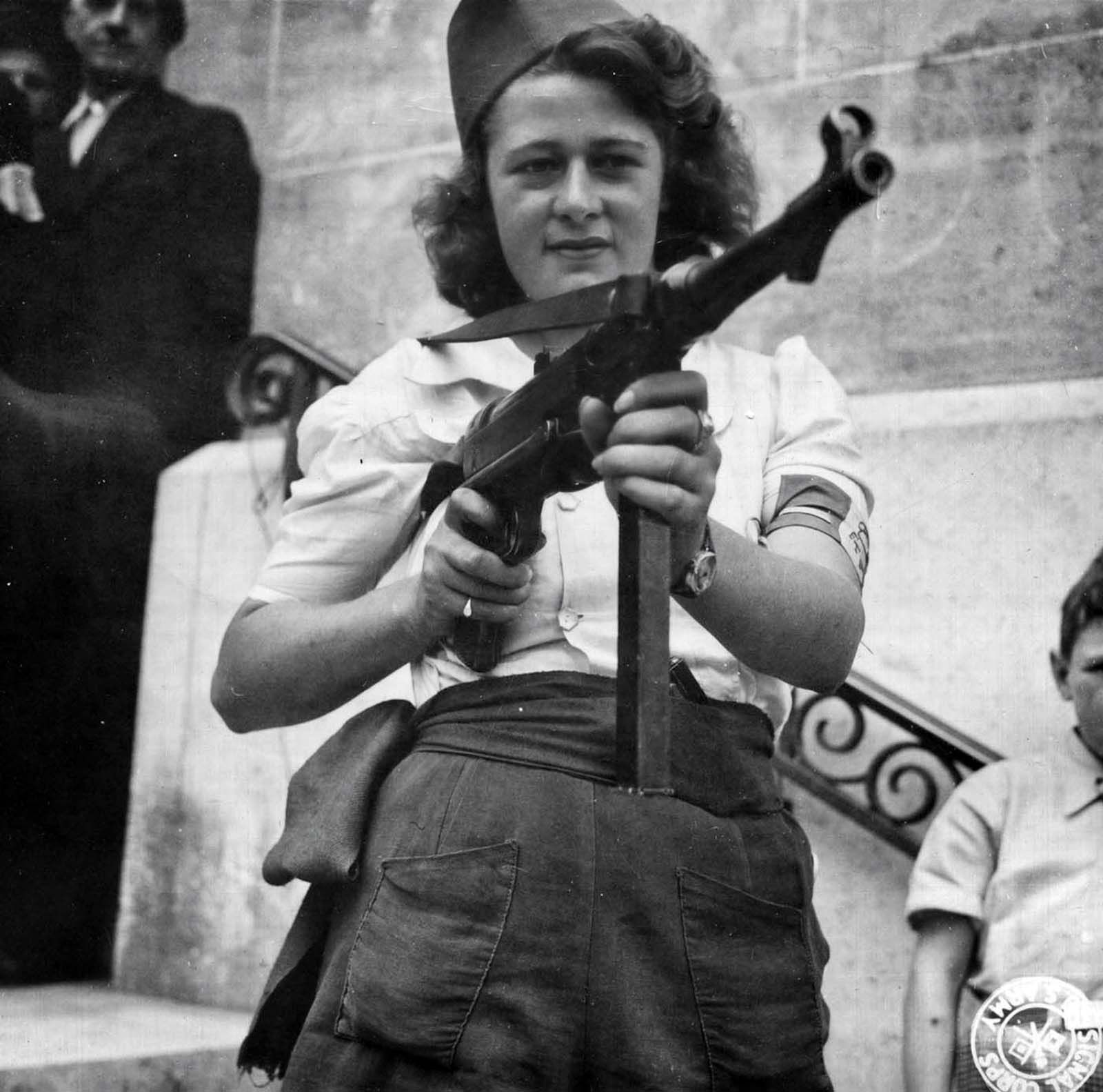 Simone Segouin, the 18 year old French Résistance fighter, 1944  (4).jpg