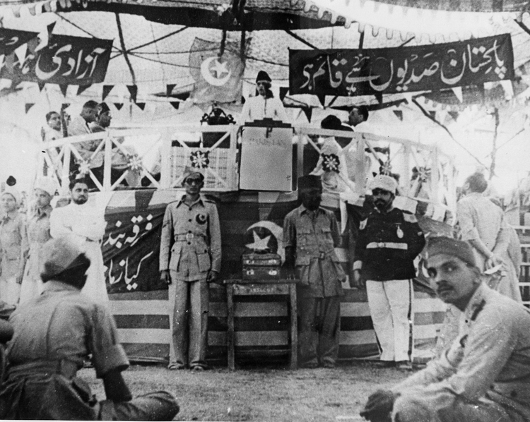 Jinnah_addresses_the_delegates_to_the_Moslem_Political_Convention_held_in_New_Delhi_during_1943_(Photo_429-8).jpg
