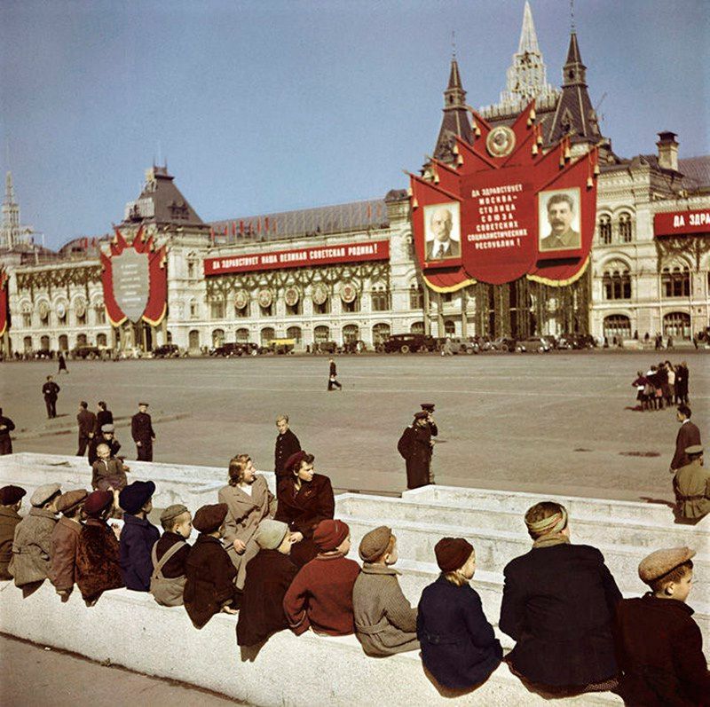Young-visitors-waiting-to-see-Lenins-Tomb-at-the-Red-Square-Moscow-U.S.S.R.-1947..jpg