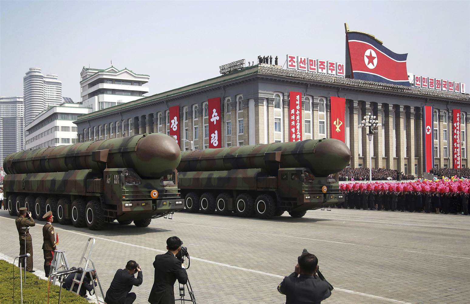 170428-north-korea-missiles-parade-se-648p_8103ea8f9bdae3f2764d3b1faae43a60.nbcnews-ux-2880-1000.jpg