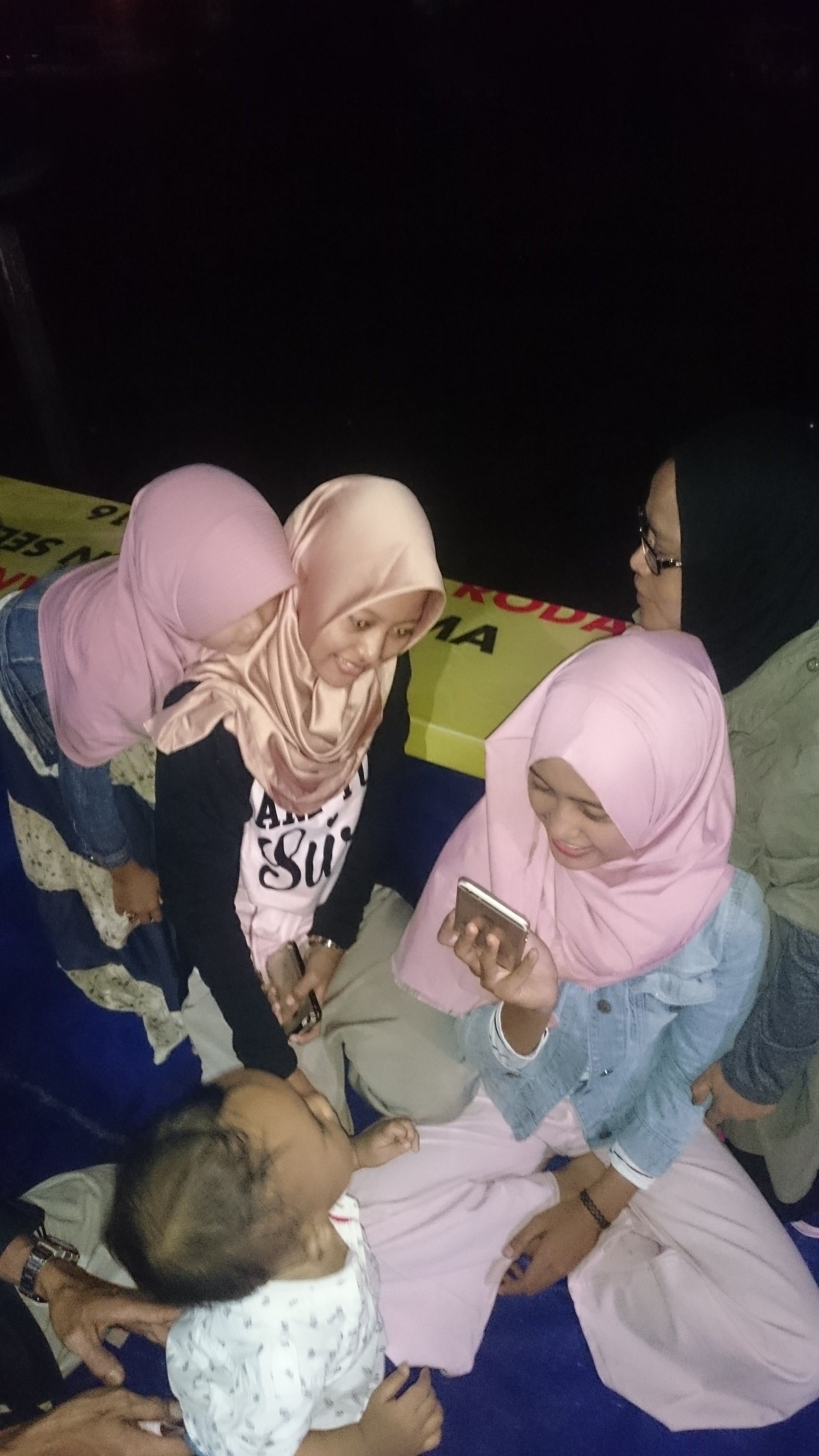 Asyiiknya Makan Malam Bersama Keluarga Di Pantai Melawai