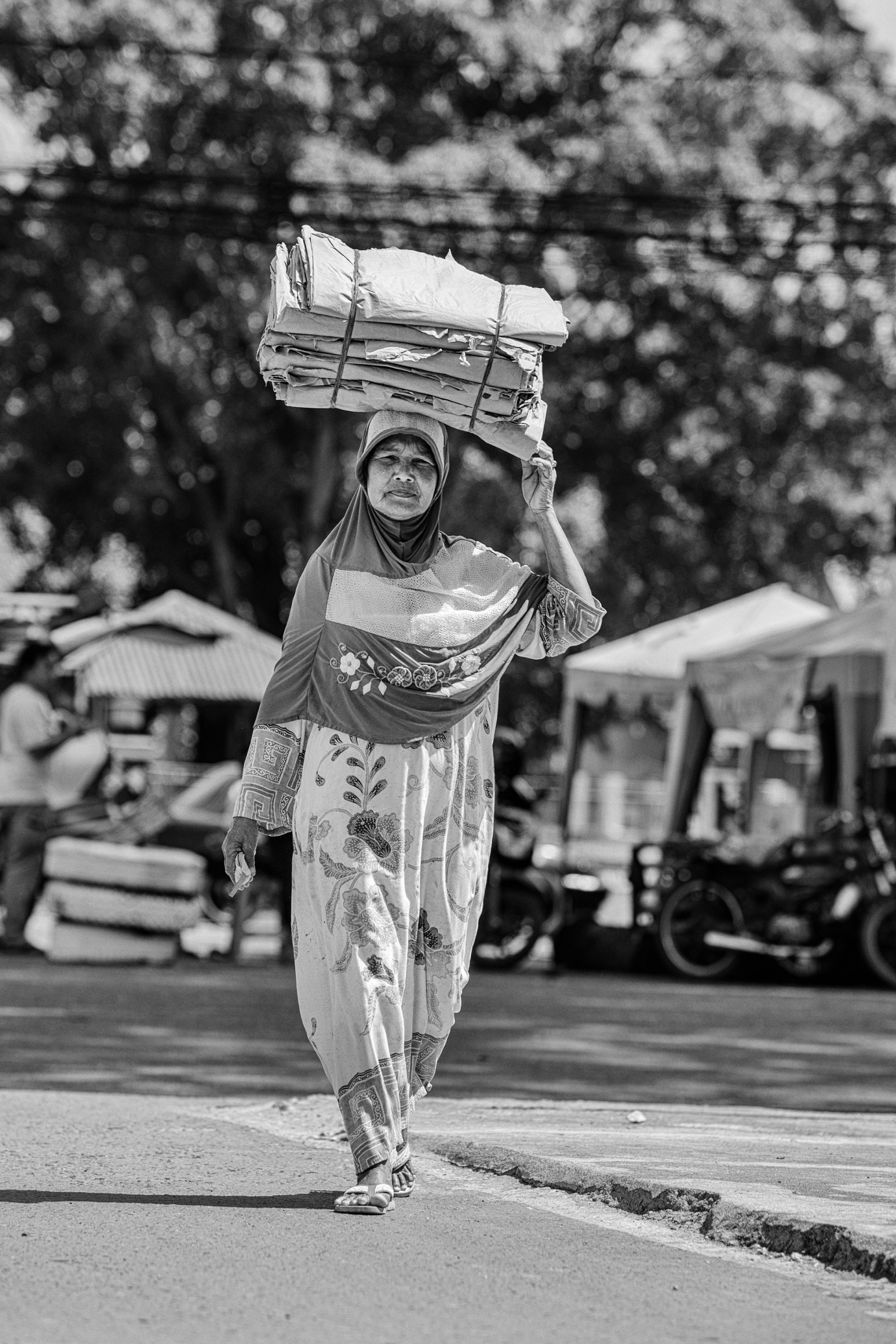 MUD_0562-1 Wanita pembawa karton.jpg