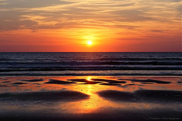 thumb_Reflets_du_soleil_couchant_sur_la_plage.jpg