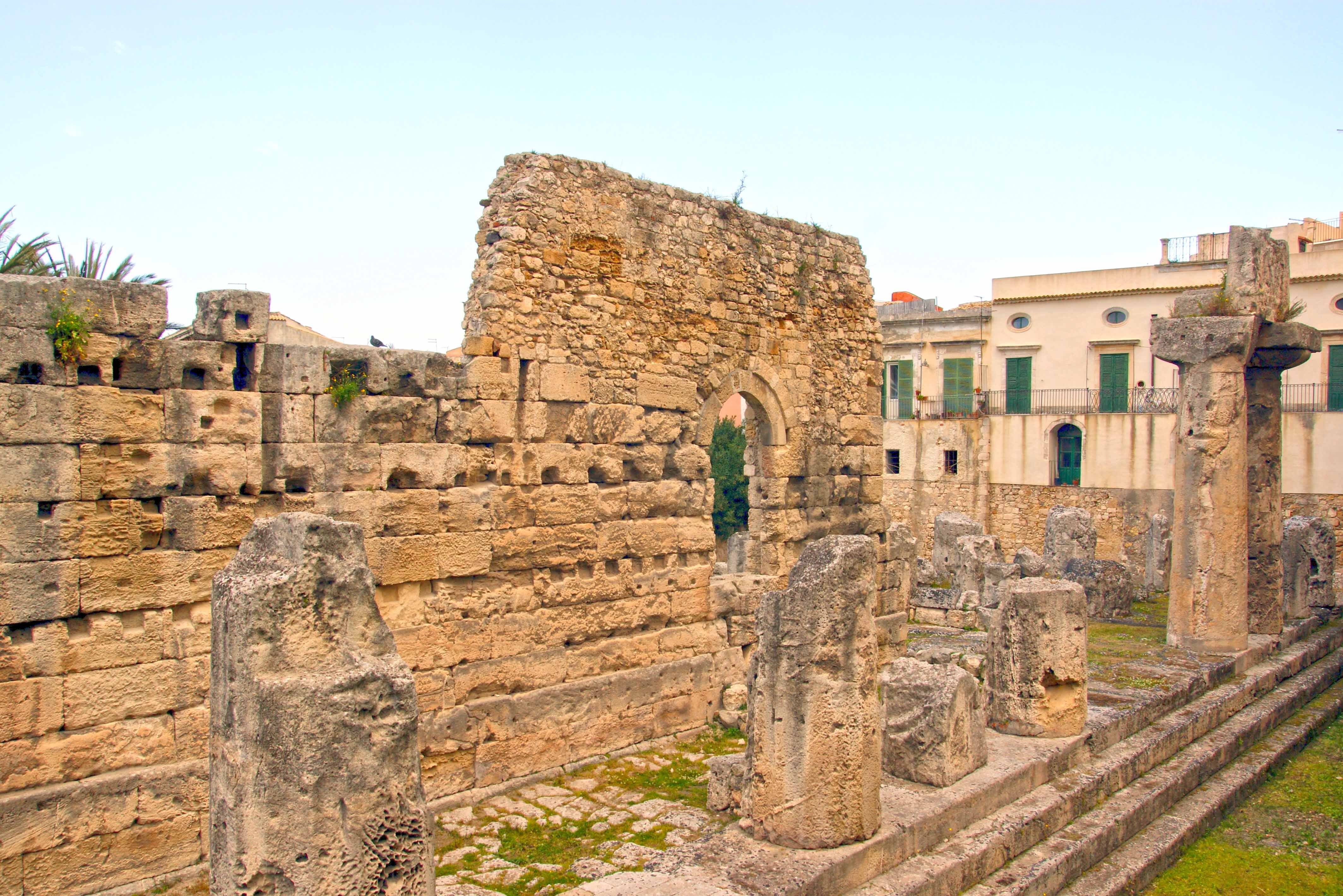 Syrakus_-_Tempio_di_Apollo.jpg
