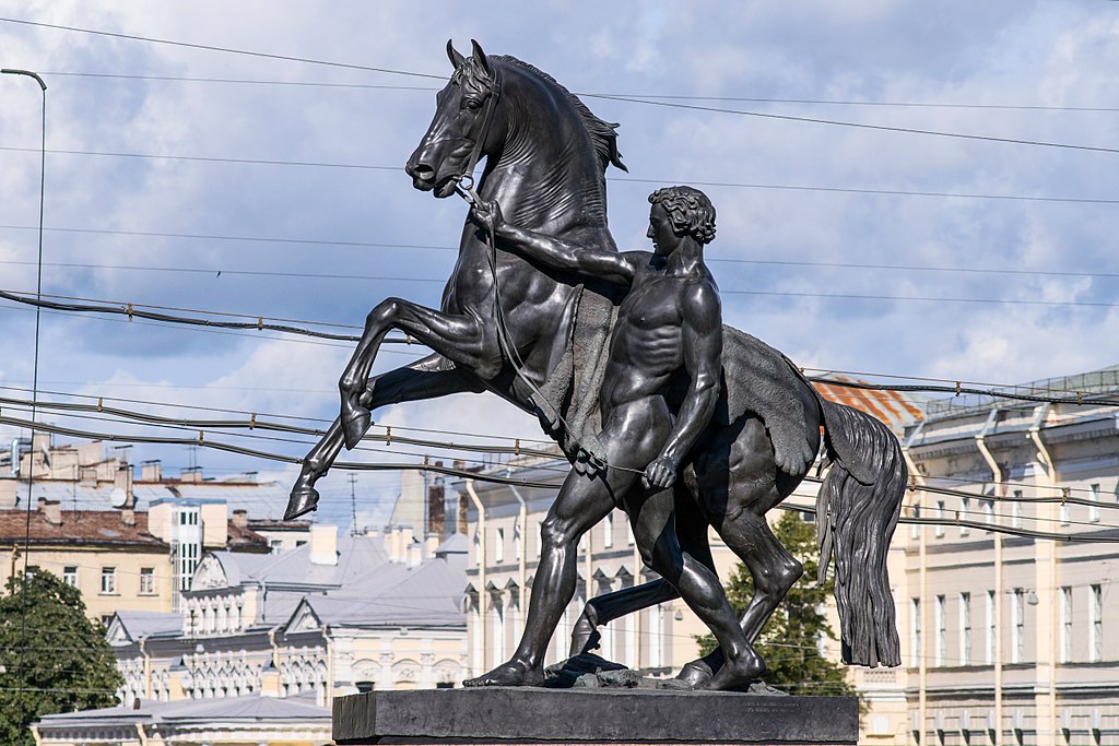 1024px-Sculptures_on_Anichkov_Bridge_03.jpg