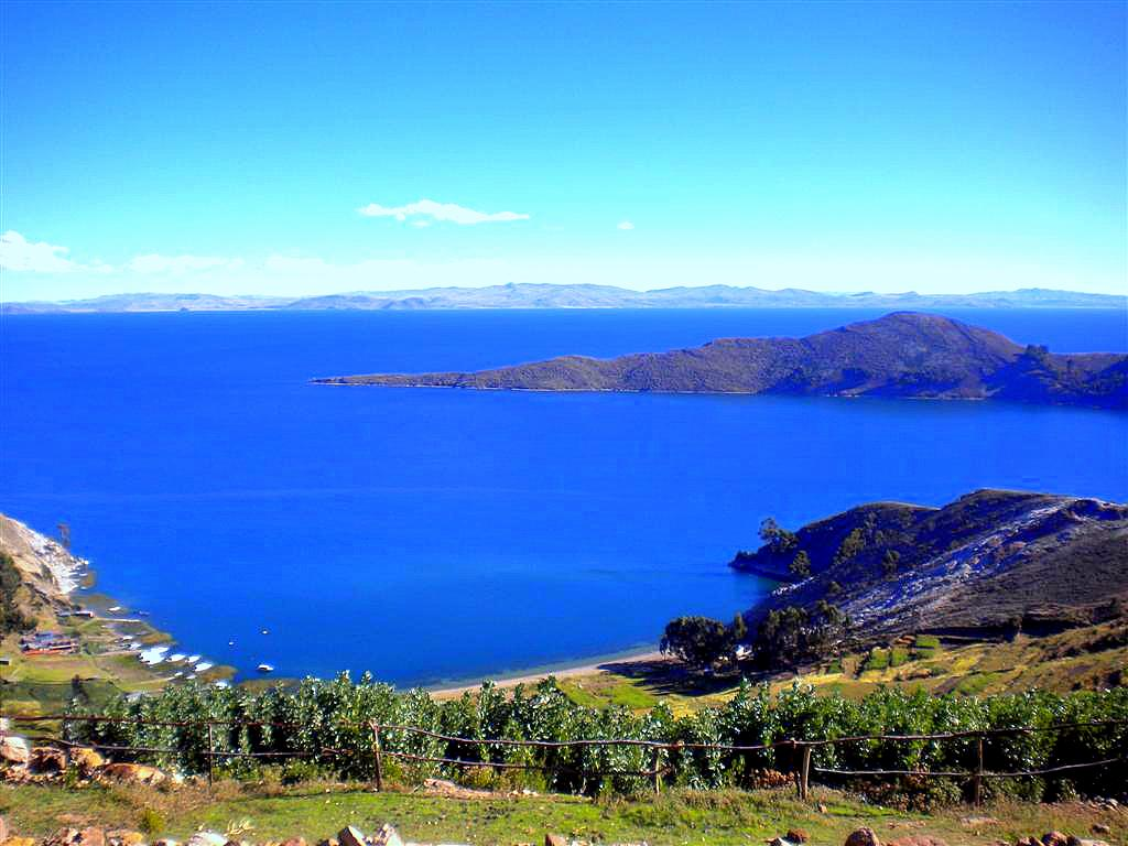 Озеро титикака в южной америке. Боливия озеро Титикака. Озеро Титикака Перу. Высокогорное озеро Титикака. Высокогорное озеро Перу.