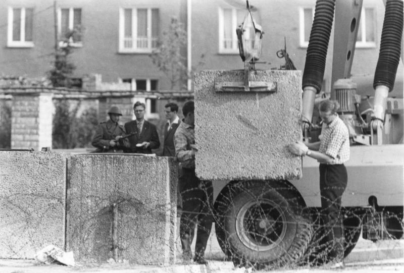 Bundesarchiv_Bild_173-1321,_Berlin,_Mauerbau.jpg