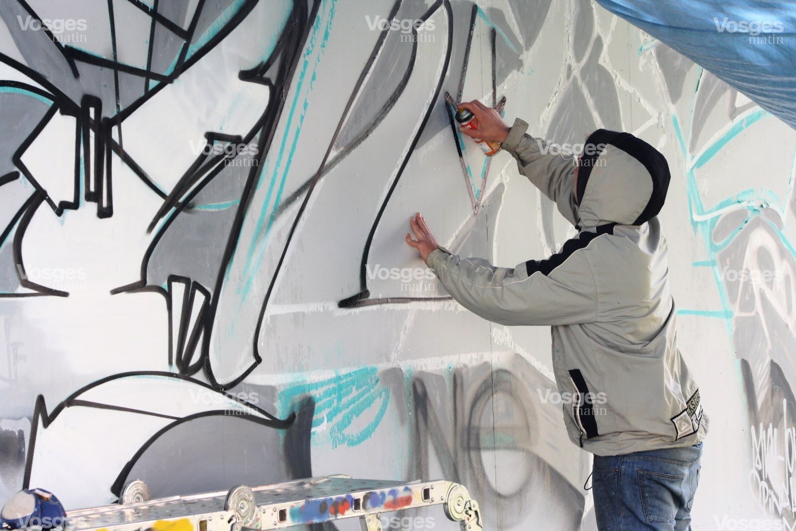 le-graffeur-thomas-juen-alias-niak-a-commence-ce-jeudi-a-peindre-la-nouvelle-fresque-du-mur-d-epinal-richard-raspes-1505396095.jpg