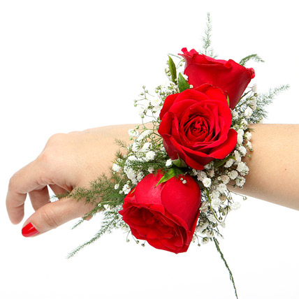 red-rose-fresh-flower-bracelet_Rs-799.jpg