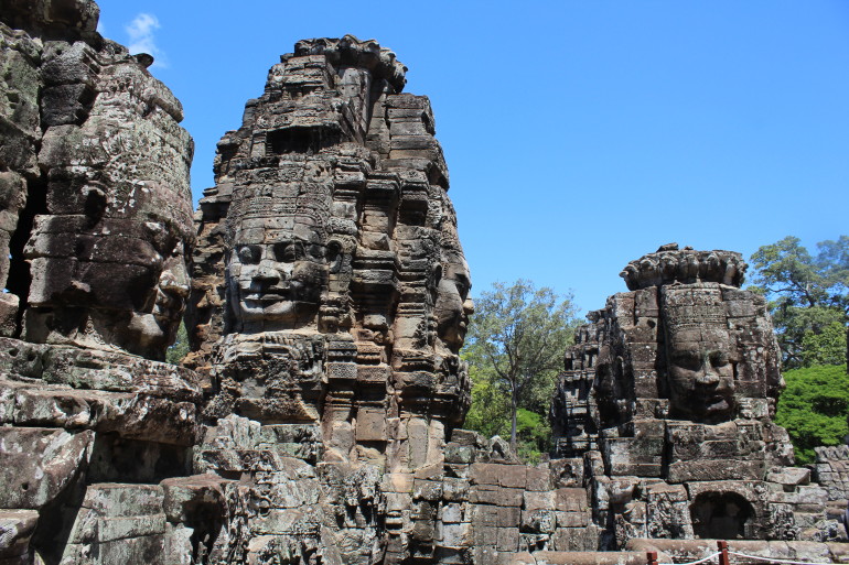 Gesichter-von-Bayon-e1438644685391.jpg