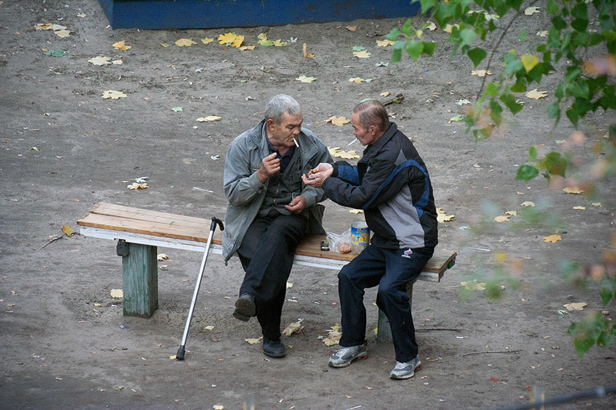 life-on-park-bench-photo-series-kiev-ukraine-yevhen-kotenko-12-5a6add8946530__880.jpg