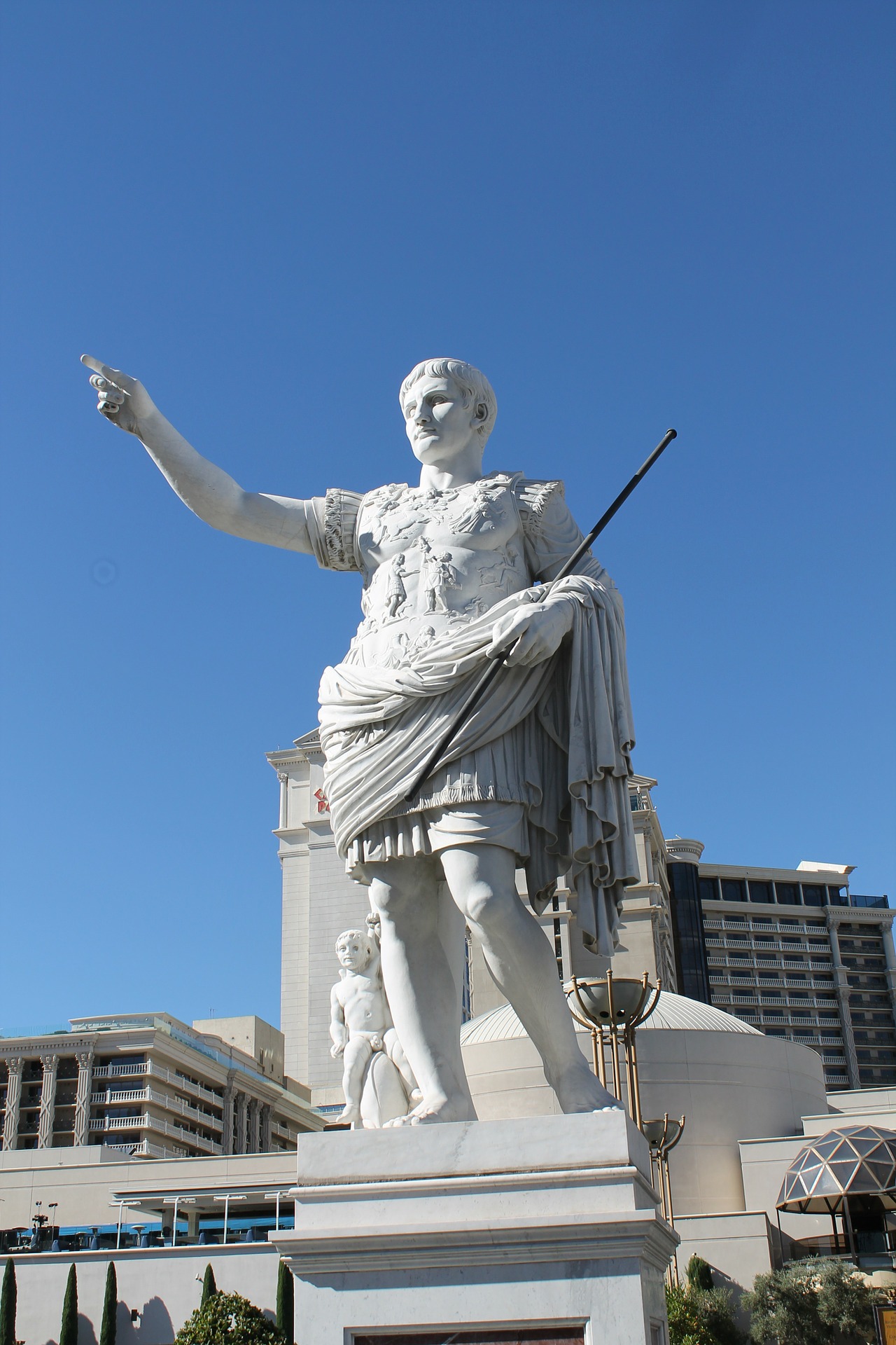 statue-100478_1920.jpg