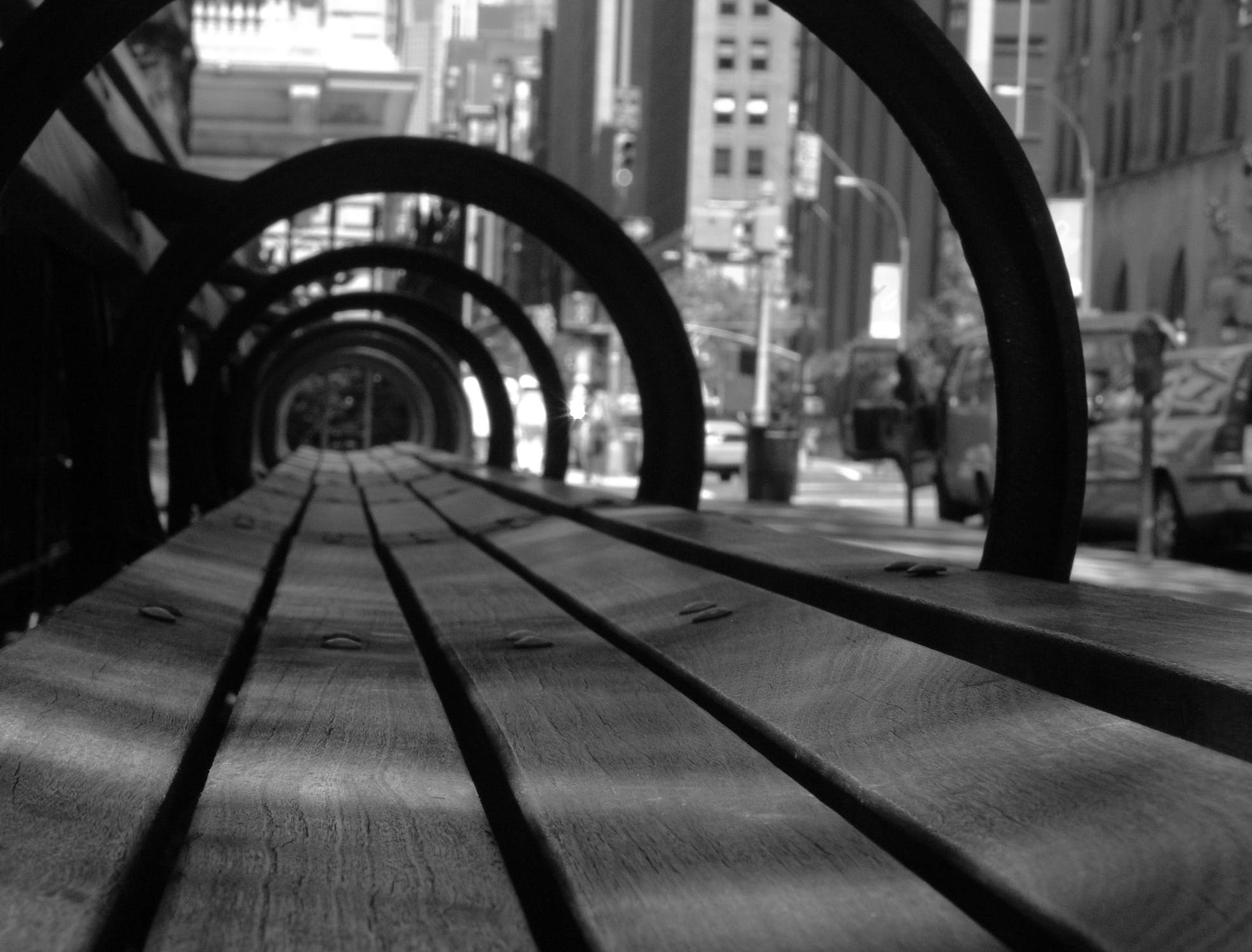 bench-black-and-white-city-new-york.jpg