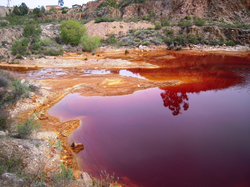 Lagoa_vermelha_na_Mina_do_Losal_05.jpg