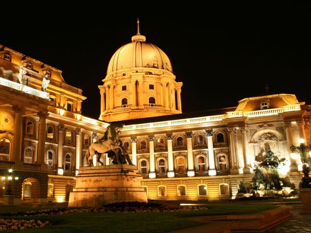 Budapest-Royal-Palace_Royal-Palace-view-by-night_3320.jpg