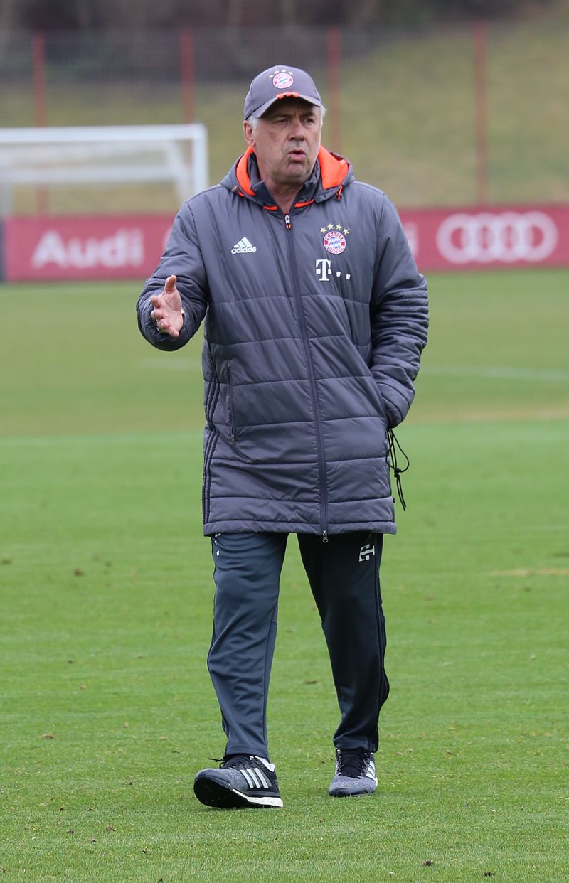 Carlo_Ancelotti_Training_2017-03_FC_Bayern_Muenchen-3.jpg