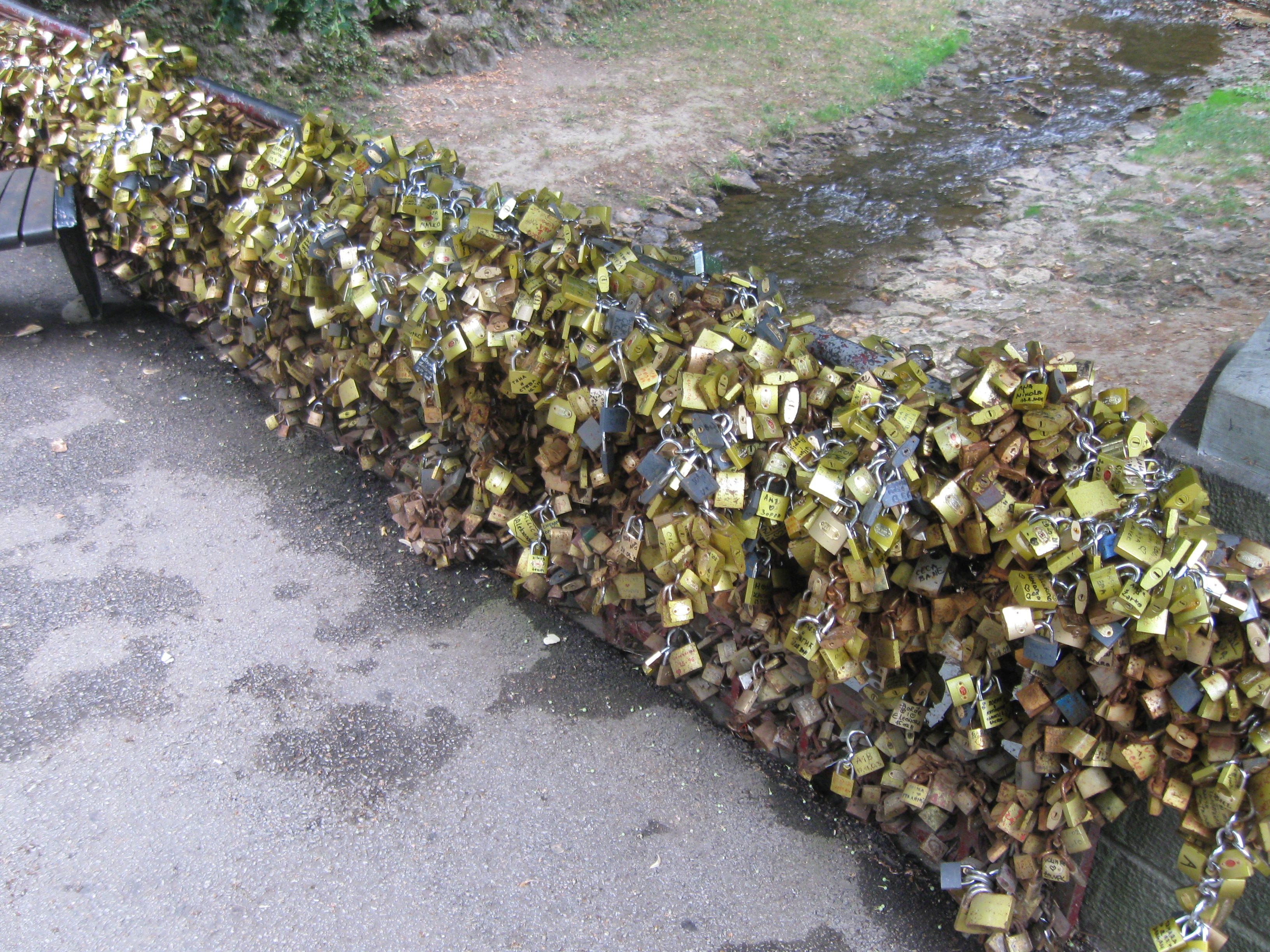 Most_Ljubavi,_Vrnjačka_Banja,_Serbia._View_of_the_love_padlocks.jpg