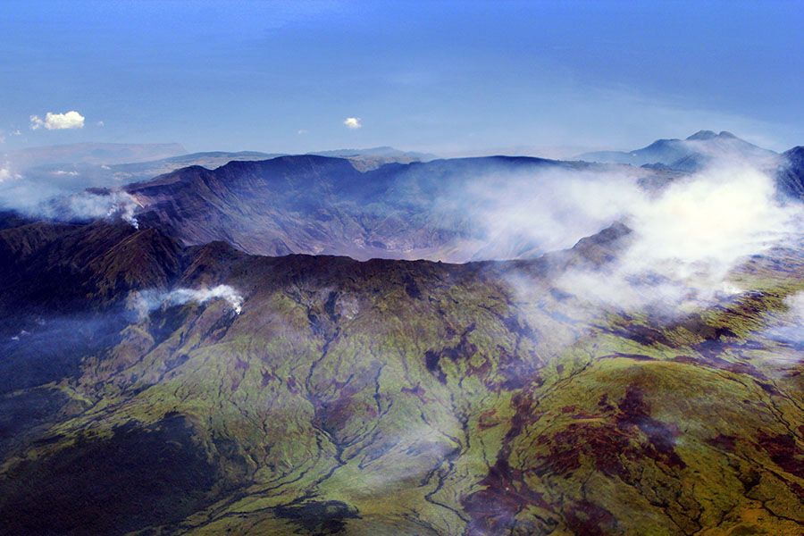 Caldera_Mt_Tambora_Sumbawa_Indonesia.jpg