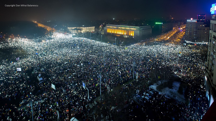 Victoriei-Square-lit-up-by-over-200000-Romanians-on-Sunday-evening-Feb-5.jpg