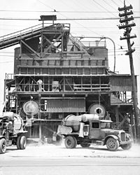 200px-Concrete_mixing_plant%2C_Birmingham%2C_Alabama%2C_view_2.jpg