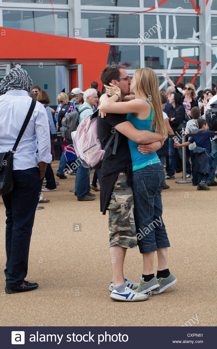 people-homo-sapiens-younger-couple-embracing-and-kissing-in-public-CXPN61.jpg