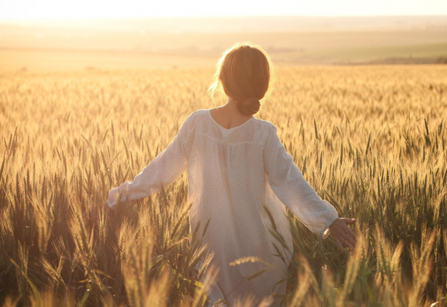 girl-in-field-900x619.png