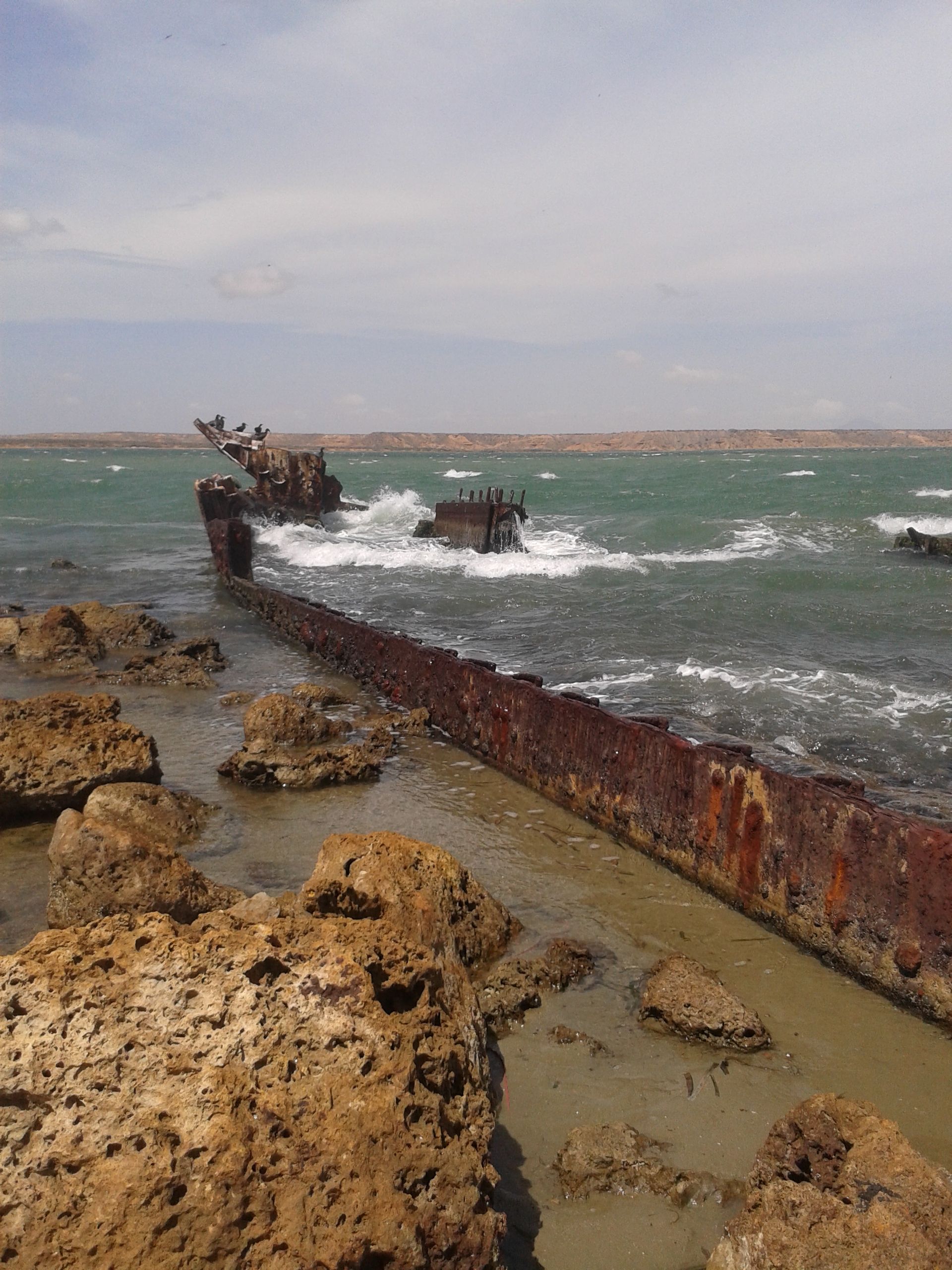 Barco en ruinas Playa Amuay.jpg