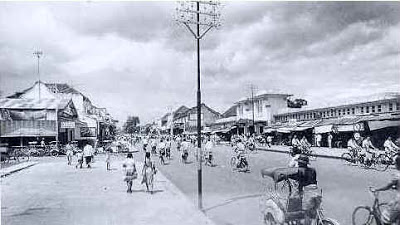 Pasar Beringharjo dan Jalan Malioboro tahun 1910.jpg