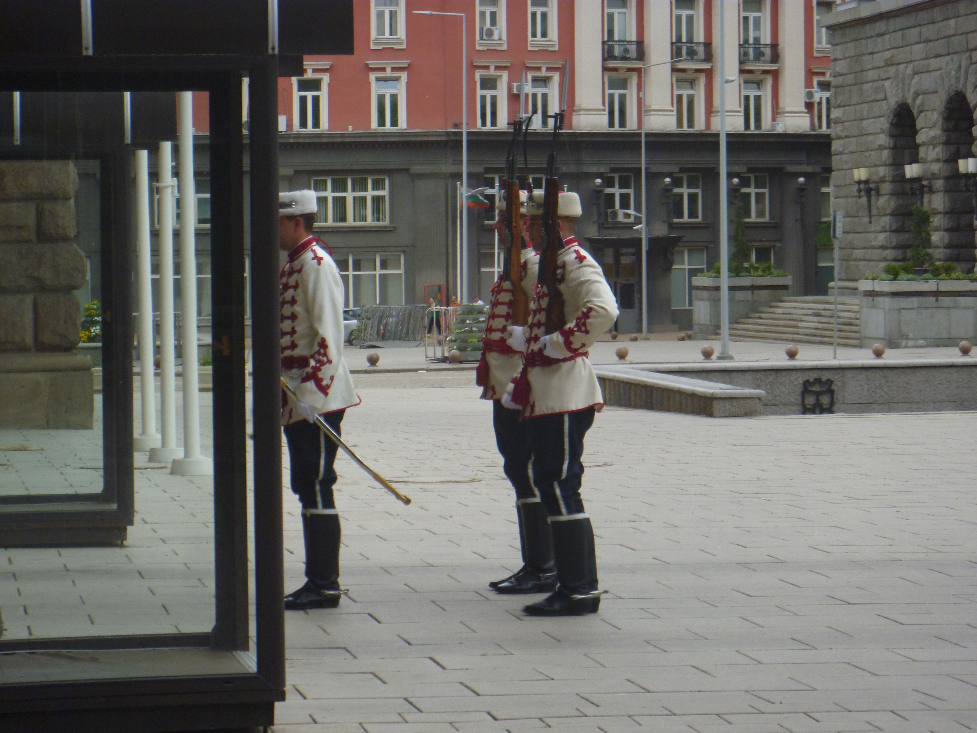 (230) Cambio de guardia Palacio Presidencial (detras Rotonda de San Jorge).JPG