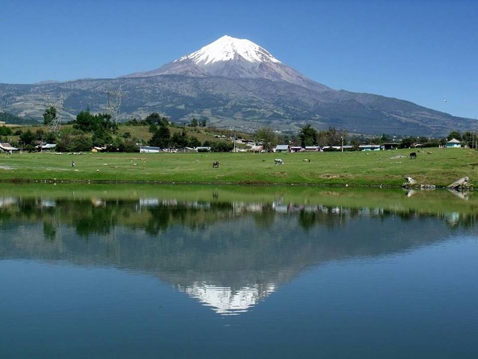 pico de orizaba reflejo en el agua.jpg