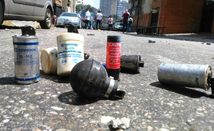 Bombas-lacrimogenas-Caracas-sab8Abr.jpg