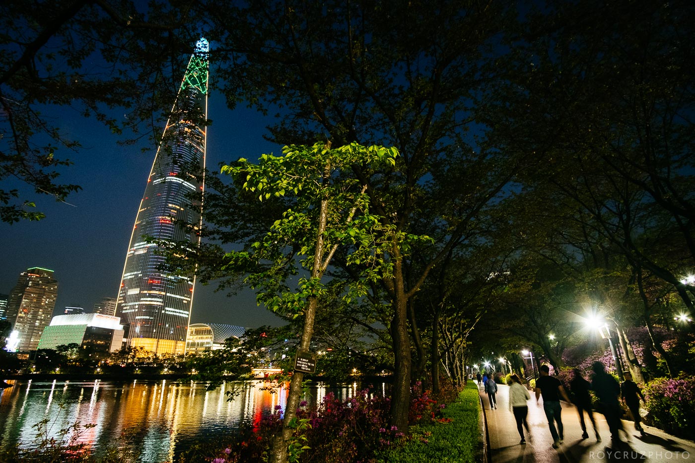 Seoul - Lotte World Tower Seokchon Lake-1.jpg