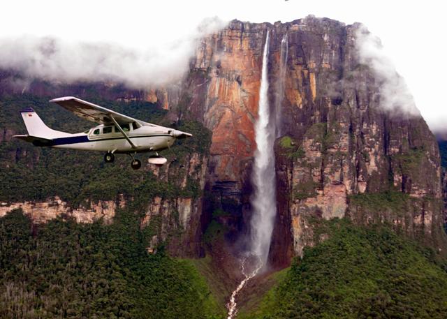 Flying_over_Angel_Falls.jpg