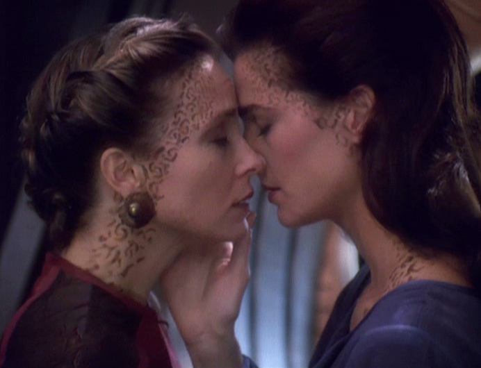 Lenara_Kahn_and_Jadzia_Dax_kiss.jpg