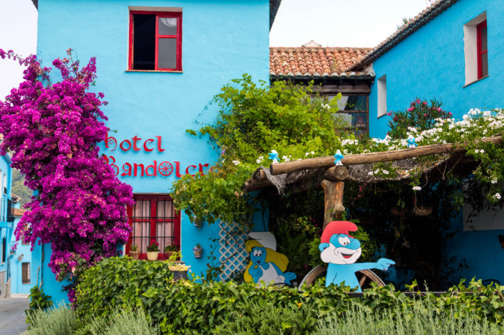 Hotel-decorated-with-Smurfs-pictures-shutterstock_82683565-EDITORIAL-ONLY-BigKnell-2-707x471.jpg