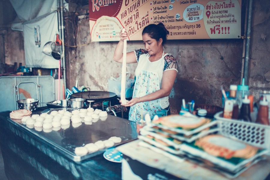 woman_making_roti_bangkok.jpg