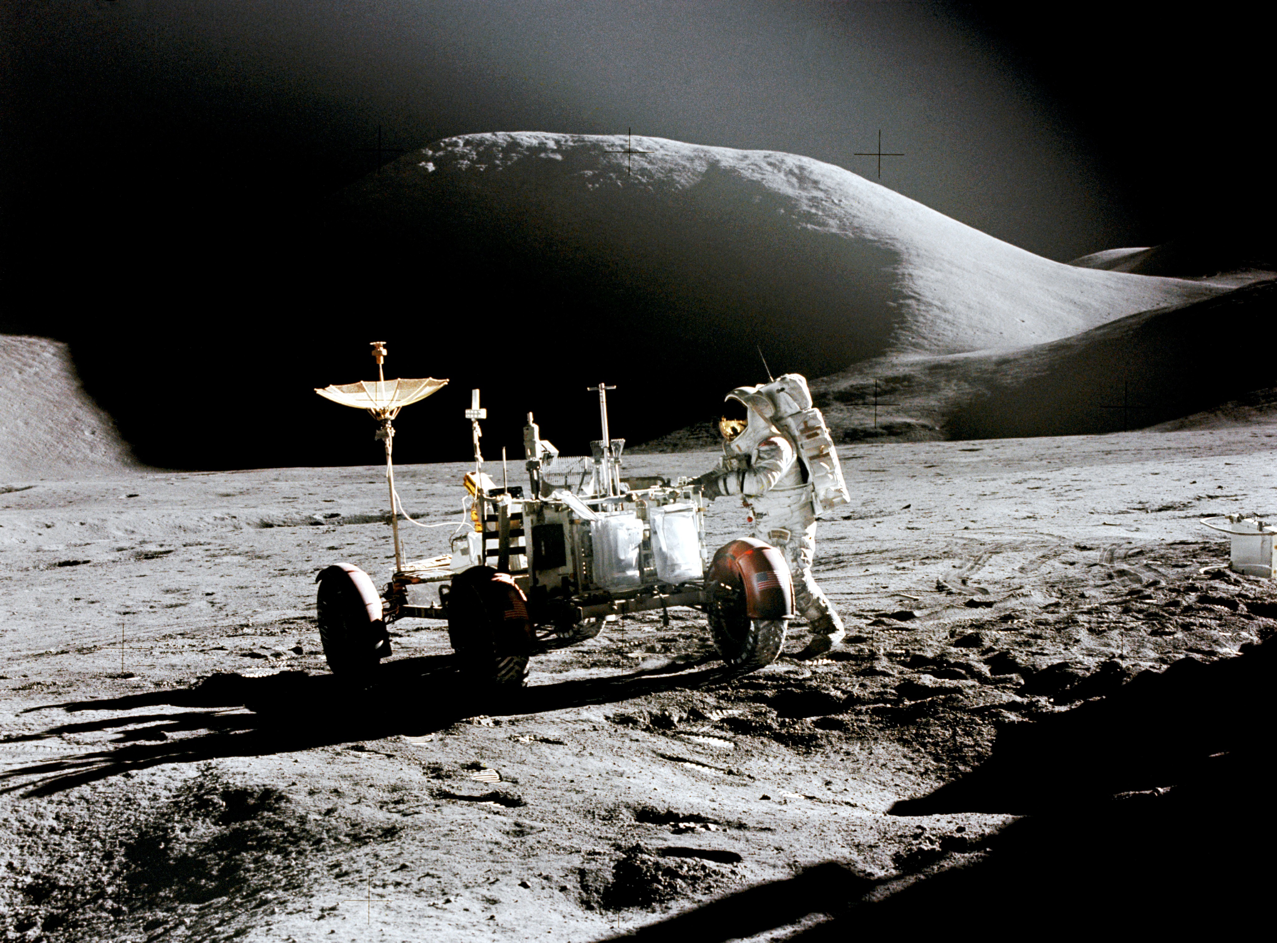 Какой аппарат помогал исследовать поверхность луны